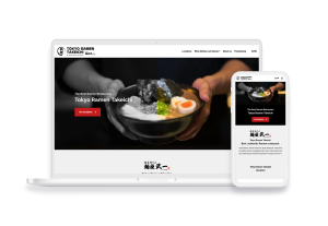 Laptop en telefoon met daarop de website van Tokyo Ramen Takeichi