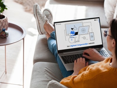 Een man zittend op de bank met een laptop met daar op getoond: afbeeldingen over digitale toegankelijkheid
