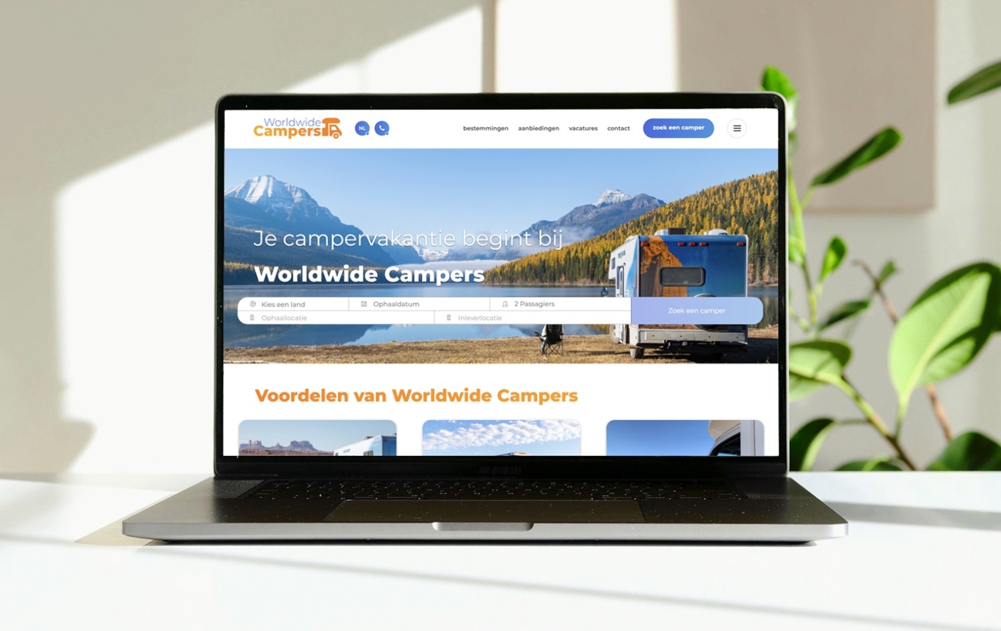 Macbook met de website van Worldwide campers in beeld