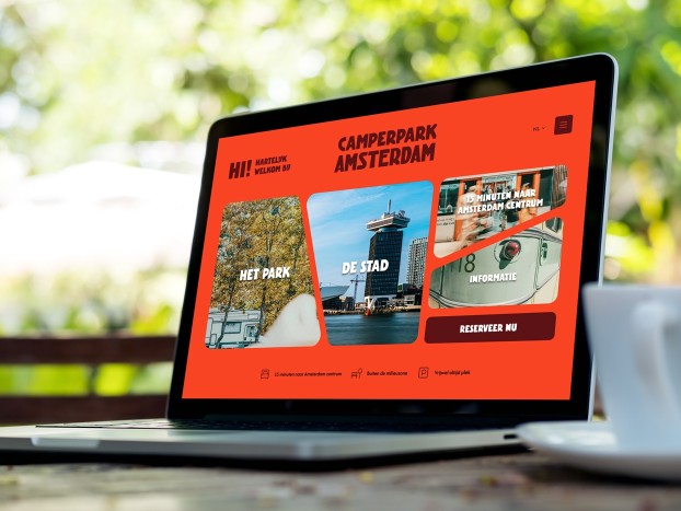 Een laptop met daarop de website van Camperpark Amsterdam afgebeeld