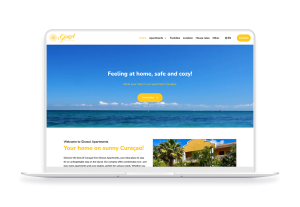 Laptop en telefoon met daarop de website van Girasol Apartments