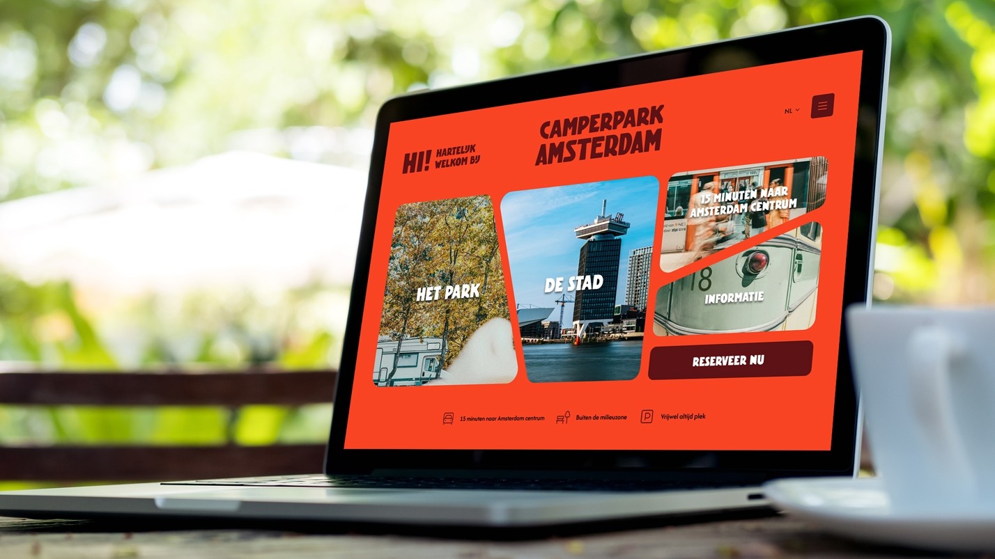 Een laptop met daarop de website van Camperpark Amsterdam afgebeeld