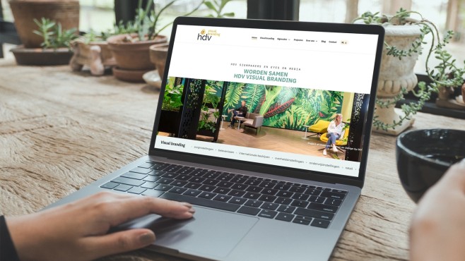 De nieuwe website van HDV visual branding op een laptop.