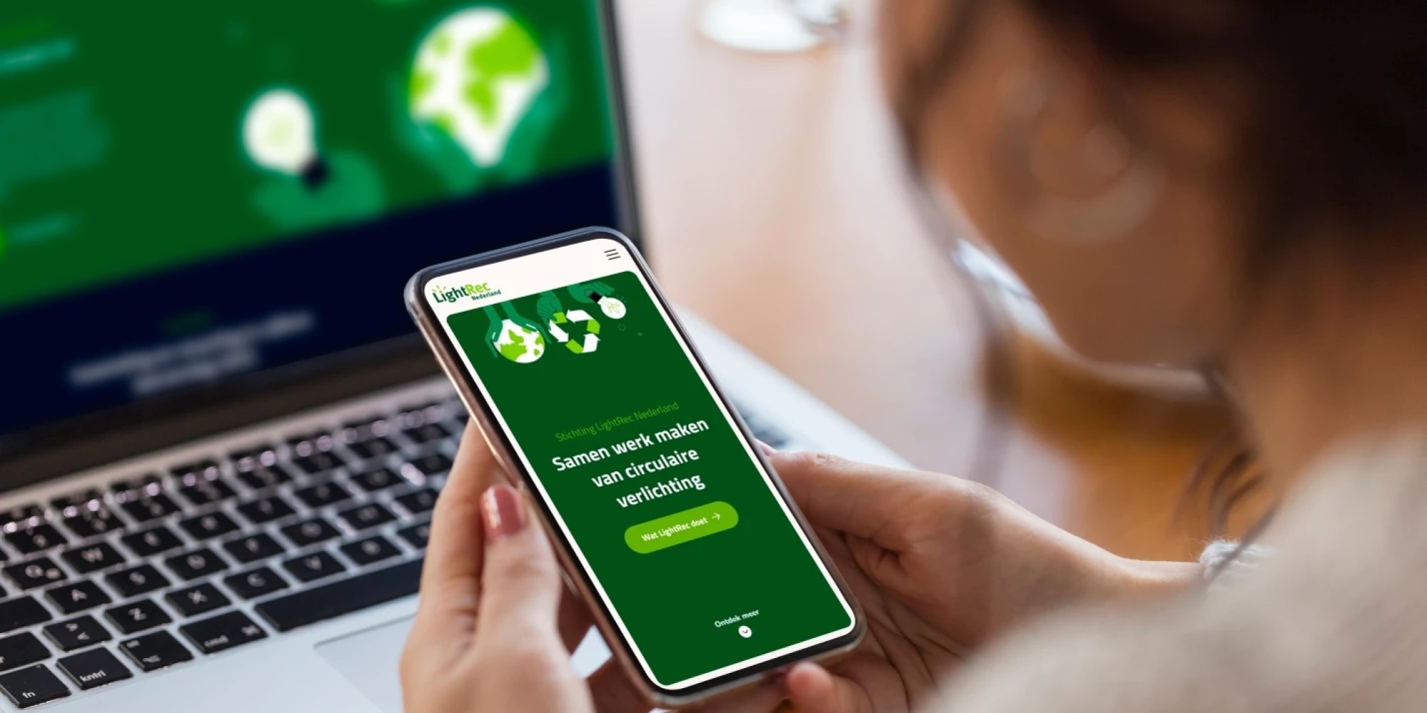 Voorbeeld van een website op een mobiele telefoon en laptop
