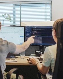 2 collega's achter een computer