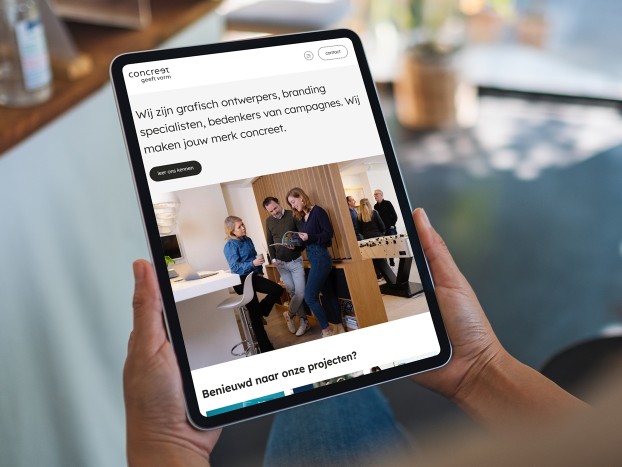 Ipad met de website van Concreet geeft vorm in beeld