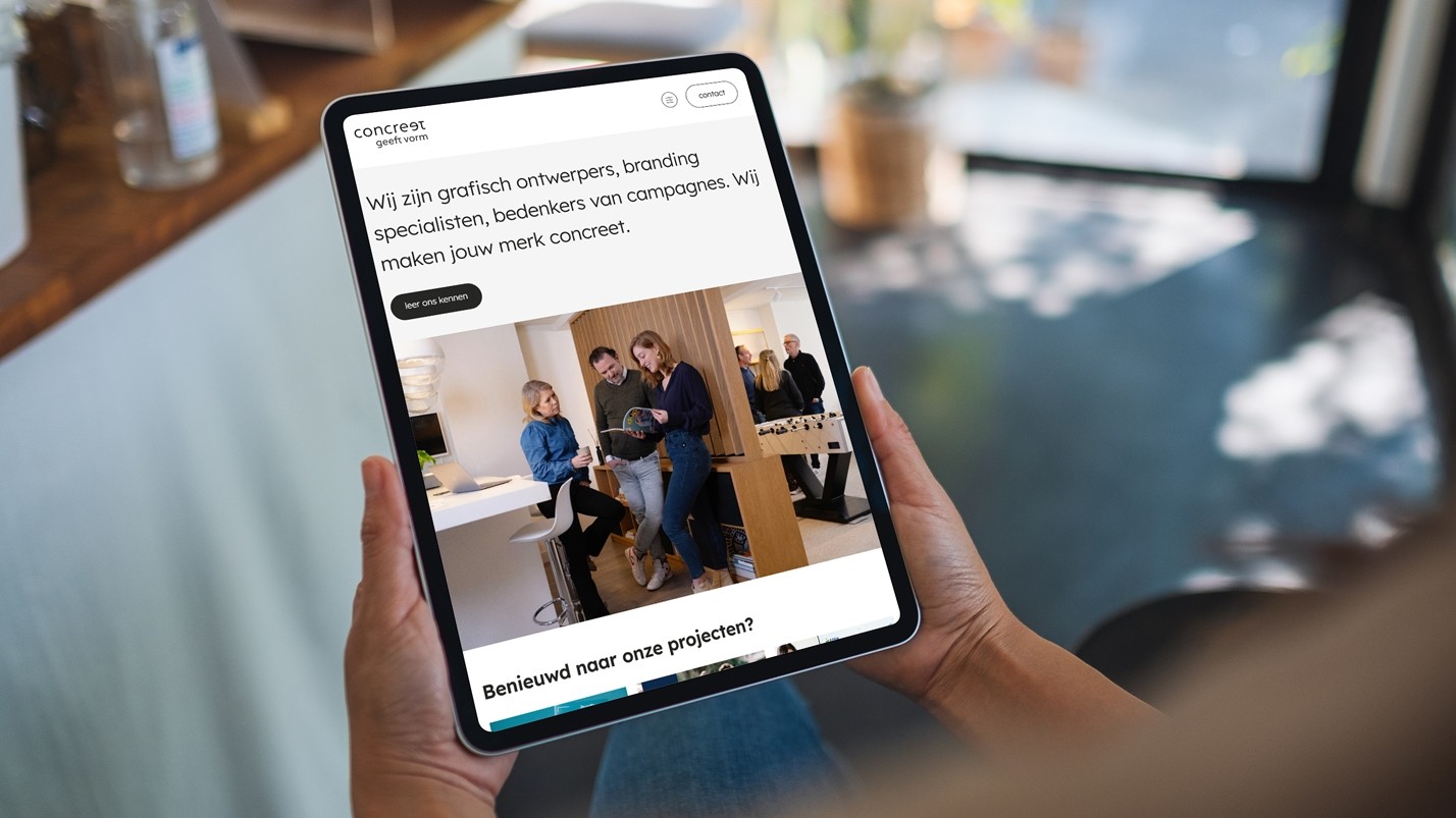 Ipad met de website van Concreet geeft vorm in beeld