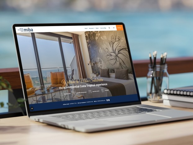 Een laptop met daarop de website van Hotel/Restaurant MIBA  afgebeeld