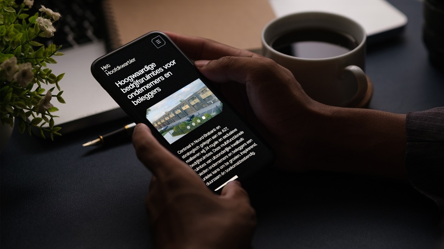 Iphone met de website van Het Hoofdkwartier in beeld