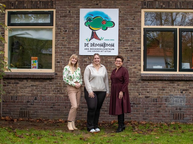 Directeuren Esther en Lily en projectmanager Pien poserend voor behandelcentrum De Droomboom