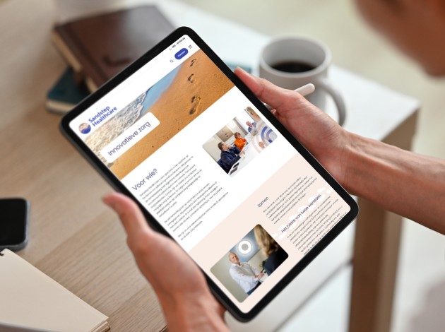 Ipad met de website van Sandstep Healthcare in beeld