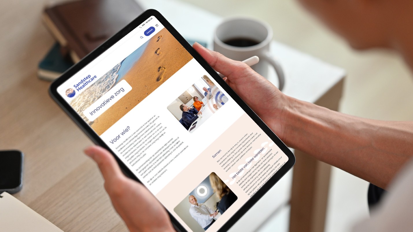Ipad met de website van Sandstep Healthcare in beeld