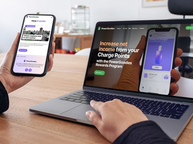Macbook en Iphone met de website PowerGoodies