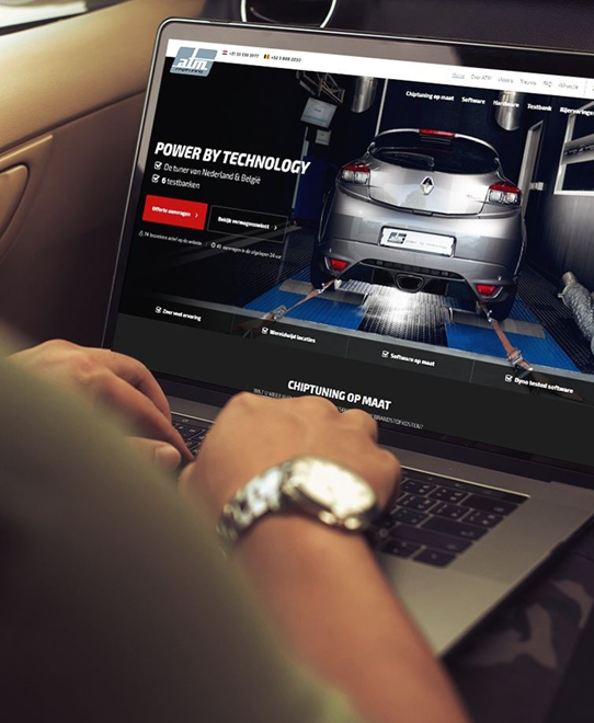 Voorbeeld hoe de website eruit ziet op een laptop