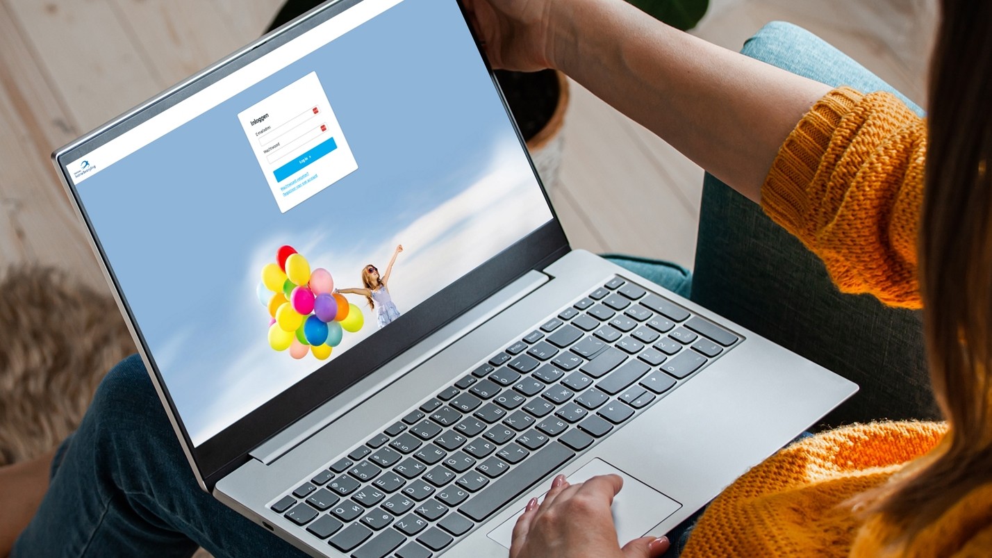 Macbook met de webapplicatie van Stichting astma bestrijding in beeld