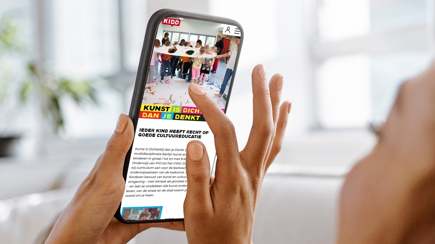 KIDD's nieuwe website getoond op een smartphone