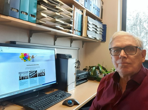 André achter het bureau met de website van Astma Bestrijding