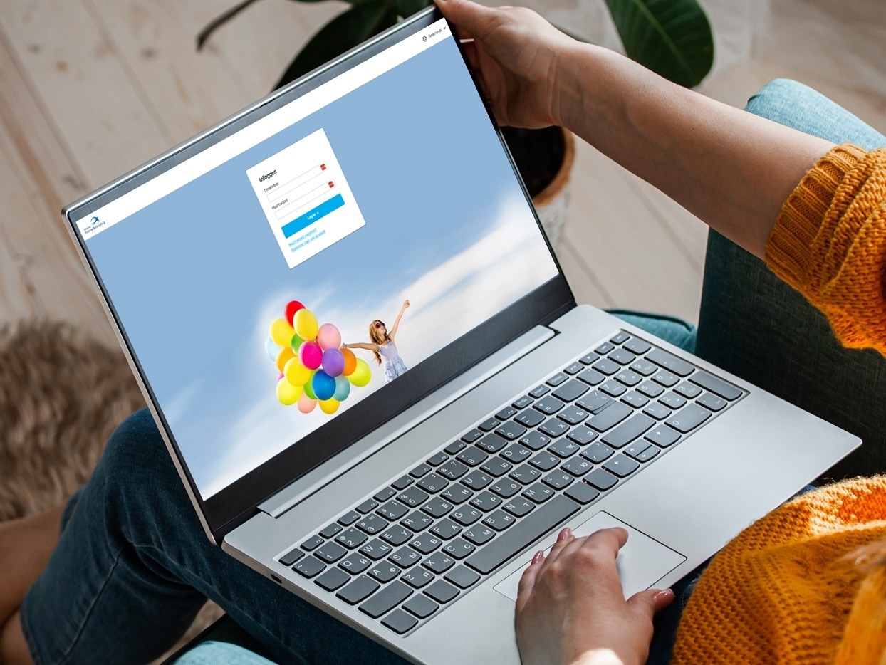 Webapplicatie van Astma Bestrijding getoond op een laptop