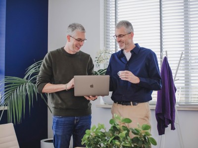 Roy en Dennis in gesprek in de vergaderruimte van Websteen