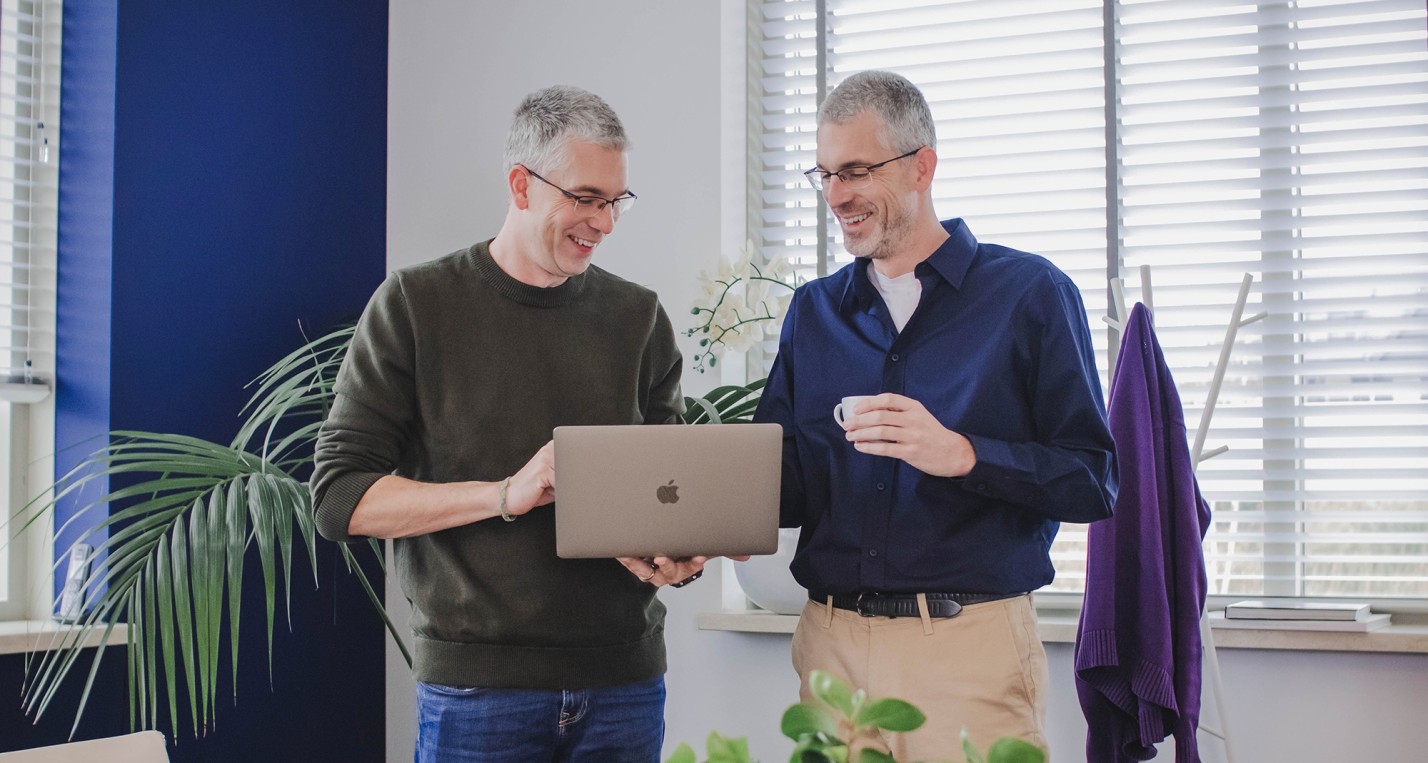 Roy en Dennis in gesprek in de vergaderruimte van Websteen