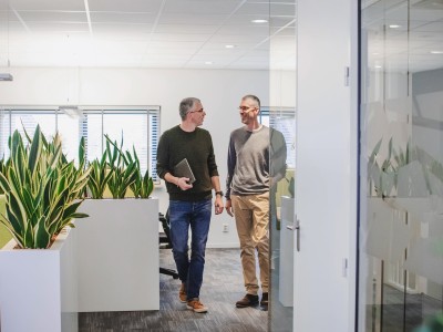 Roy en Dennis in gesprek op kantoor