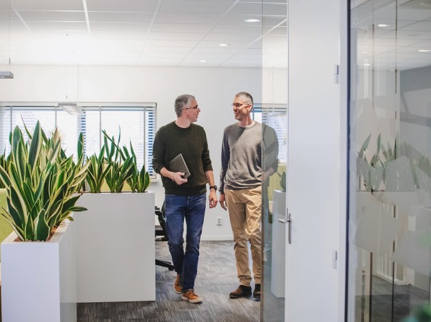 Roy en Dennis in gesprek op kantoor