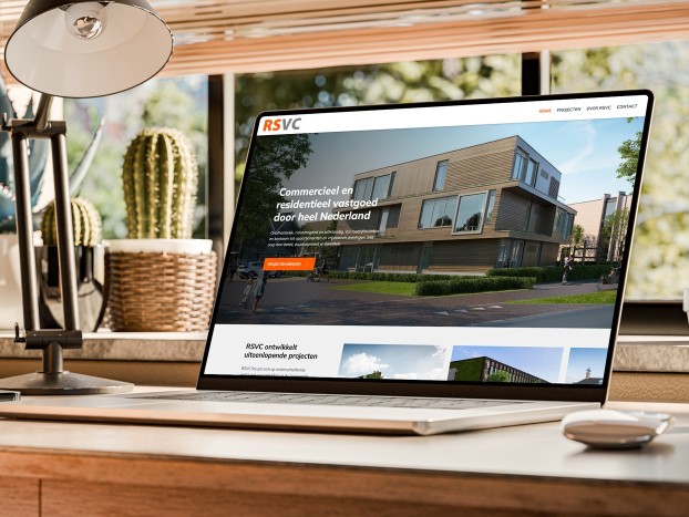 Macbook met de website van RSVC in beeld