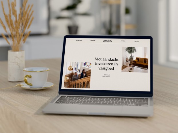 Macbook met de website van Ardea Vastgoed in beeld