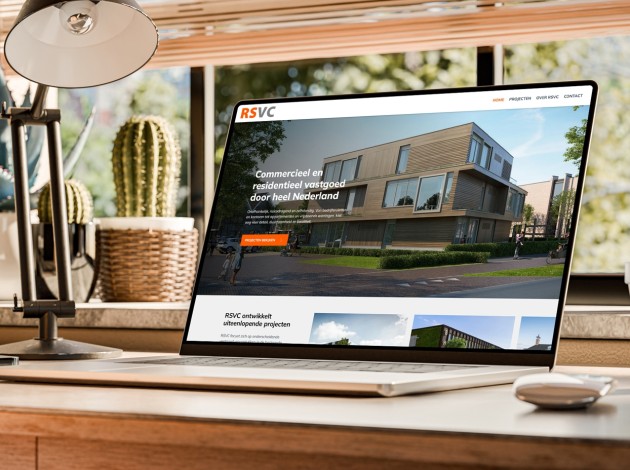 Macbook met de website van RSVC in beeld