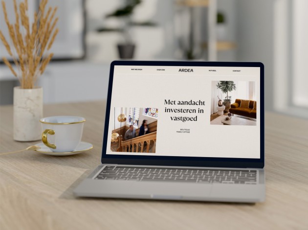 Macbook met de website van Ardea Vastgoed in beeld
