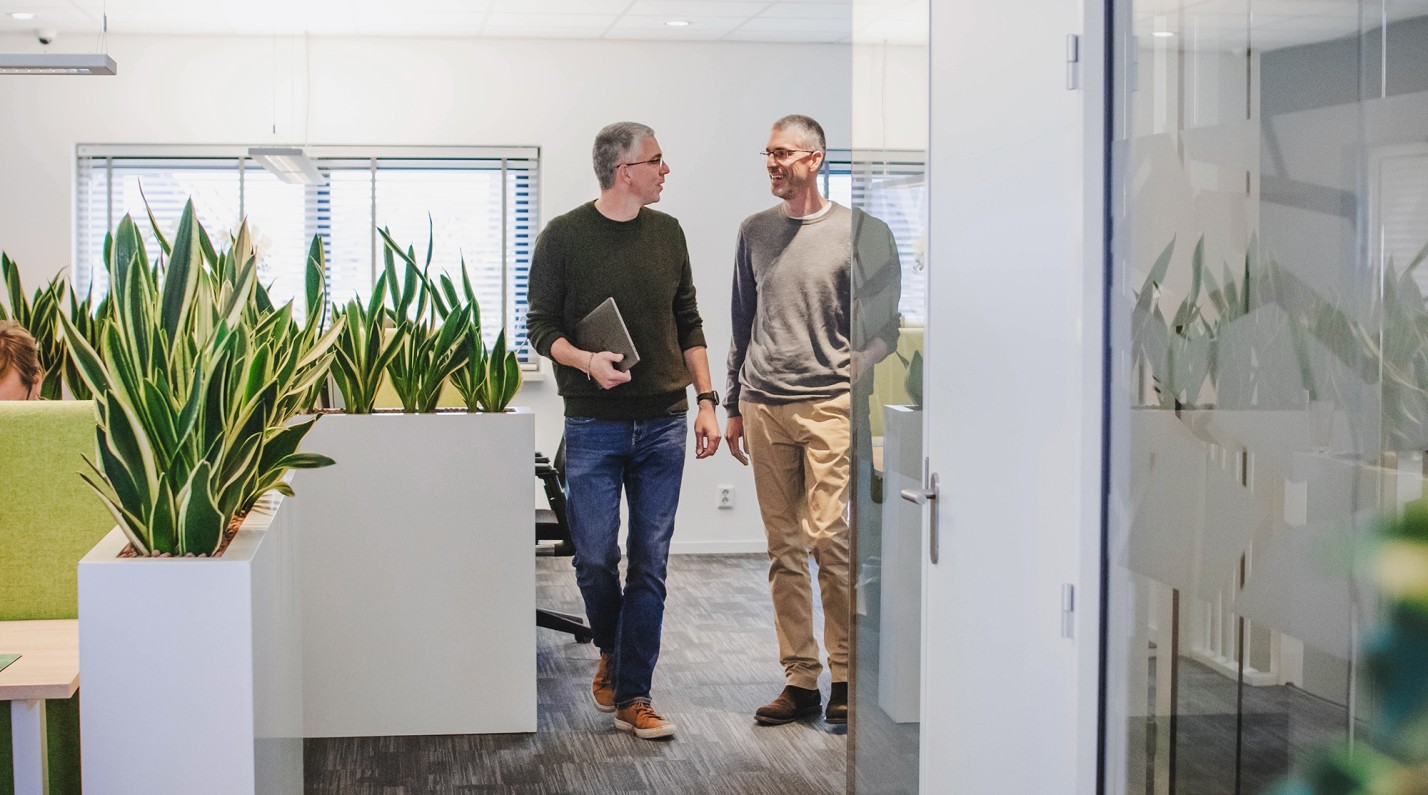 Roy en Dennis in gesprek op kantoor