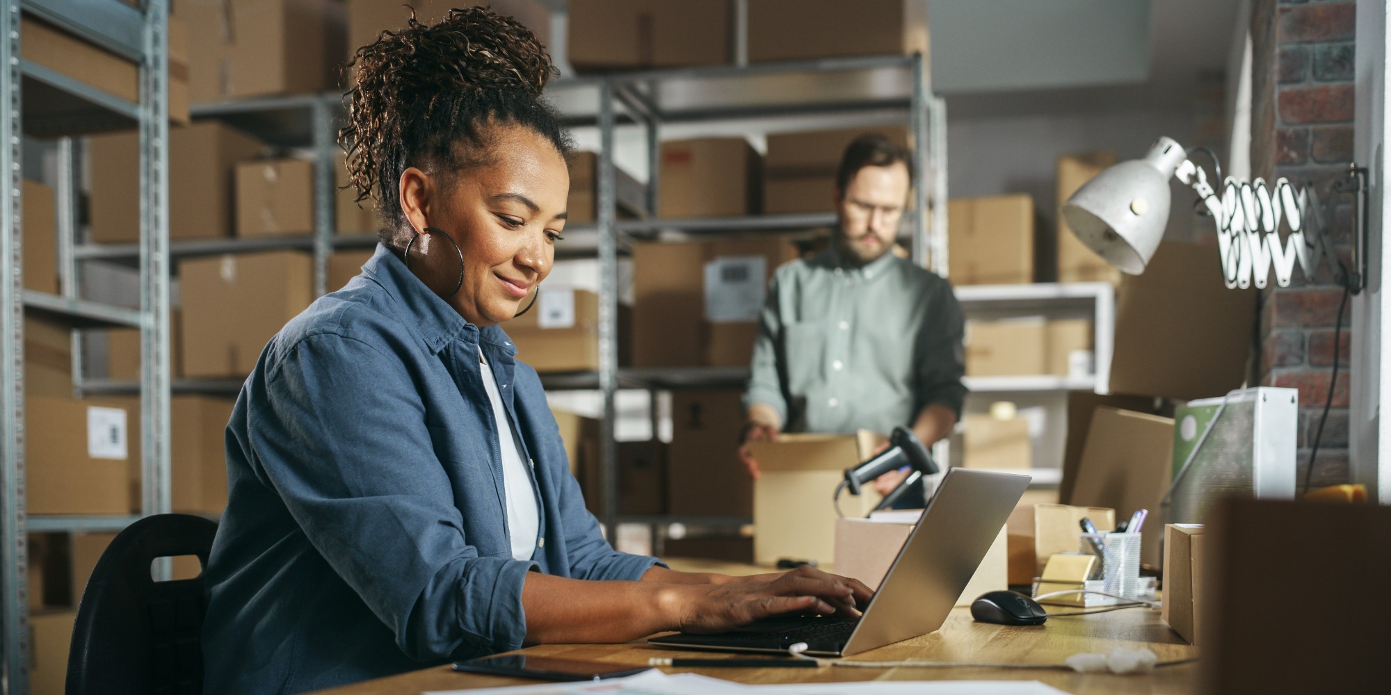 Werkruimte van een webshop, opslag en laptop