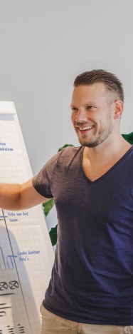 Wesley die wat uitlegt bij een flip-over