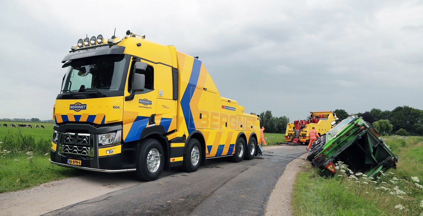 Bergnet roadside assistance vehicle at an accident scene during rescue operations