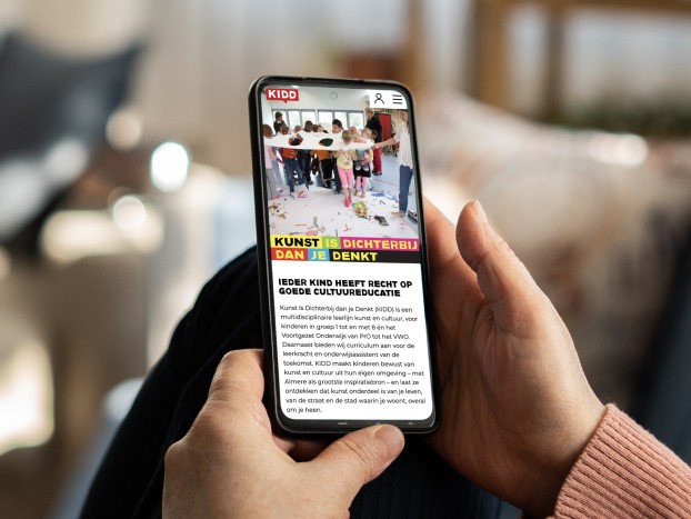 Iphone met de website van kunst is dichterbij dan je denkt in beeld