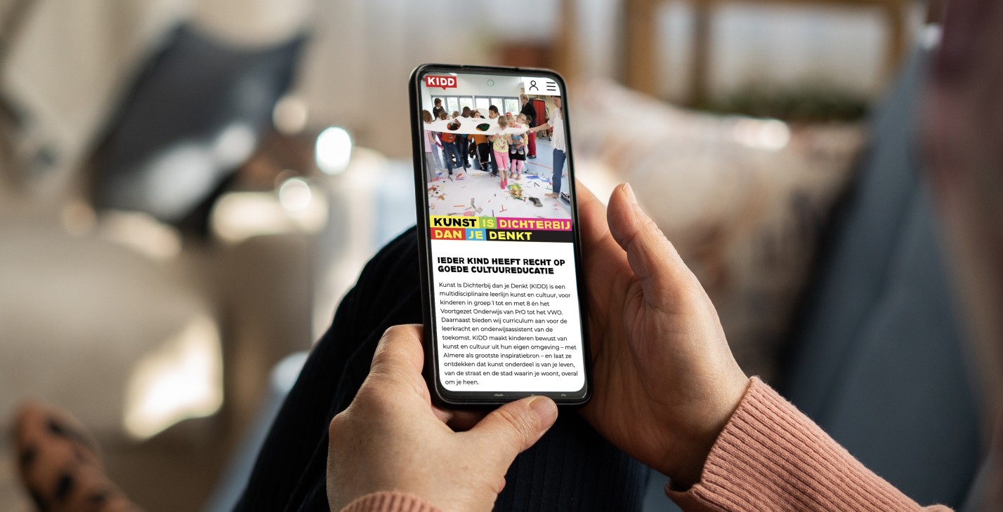 Iphone met de website van kunst is dichterbij dan je denkt in beeld