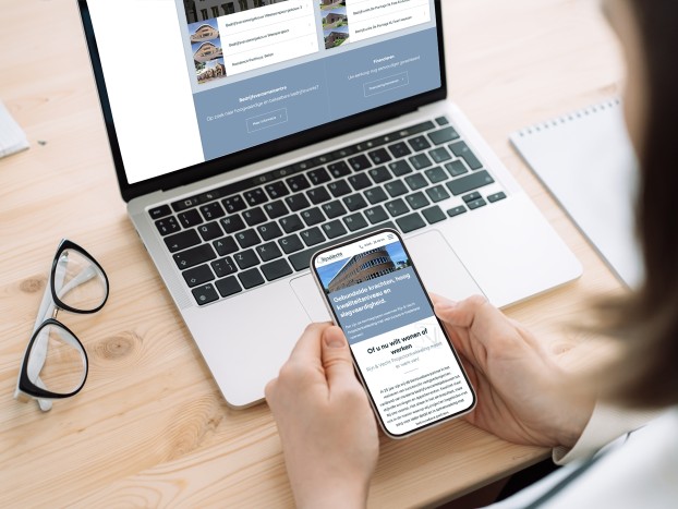 Iphone en macbook met de website Rijn en Vecht Projectontwikkeling in beeld