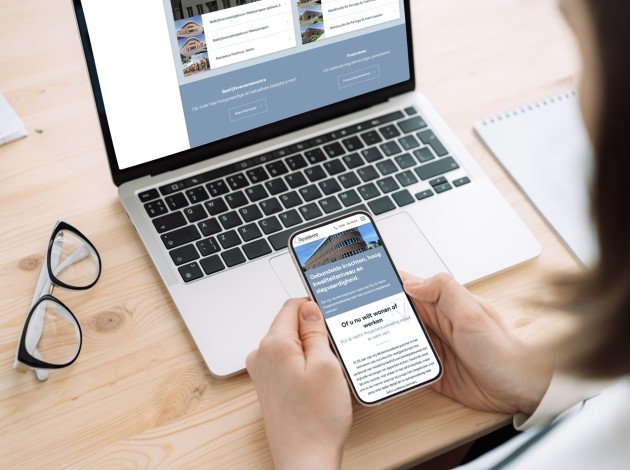 Iphone en macbook met de website Rijn en Vecht Projectontwikkeling in beeld