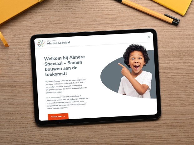 Ipad met de website van Stichting Almere-Speciaal in beeld