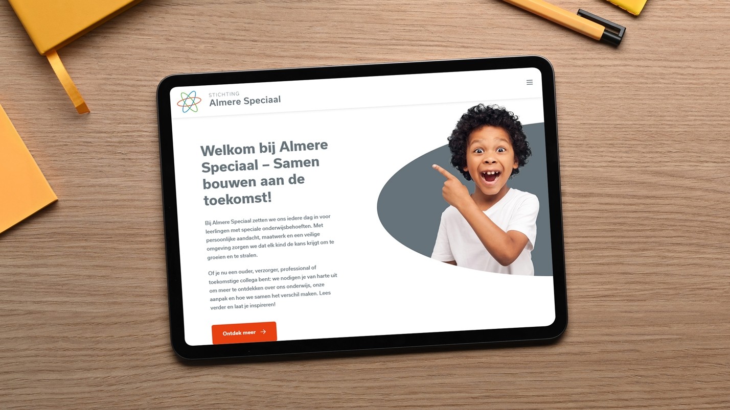 Ipad met de website van Stichting Almere-Speciaal in beeld