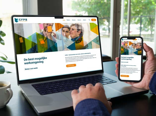 Een Macbook inclusief telefoon met in het scherm de vernieuwde CFPB website