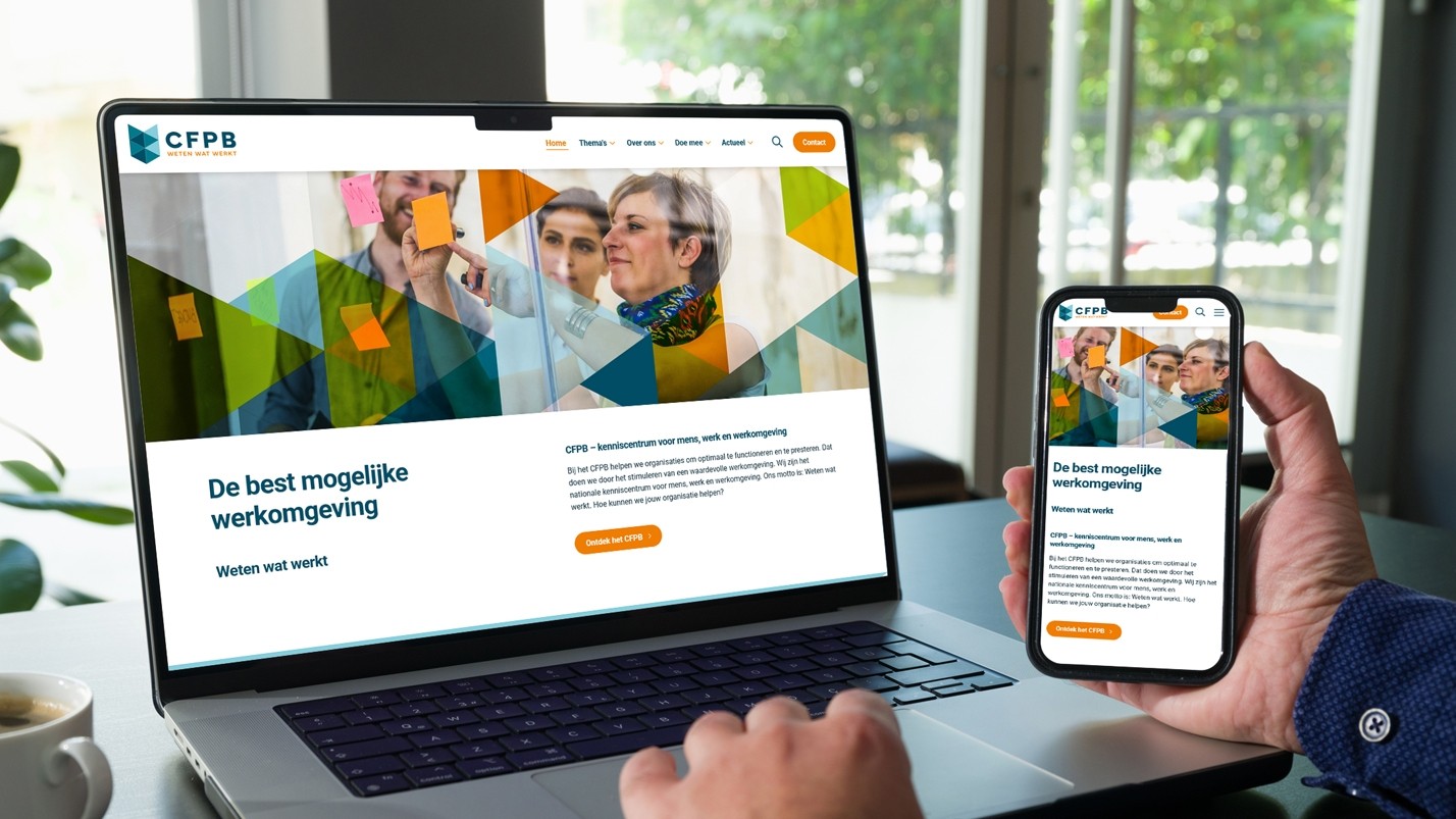 Een Macbook inclusief telefoon met in het scherm de vernieuwde CFPB website