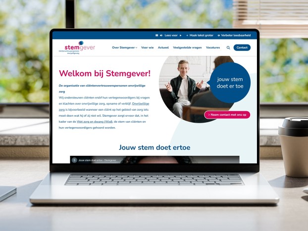 Laptop op een tafel met de website van Stemgever in beeld