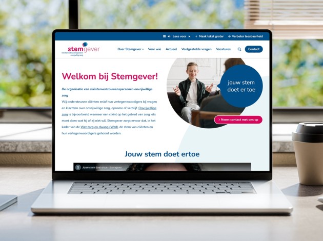 Laptop op een tafel met de website van Stemgever in beeld