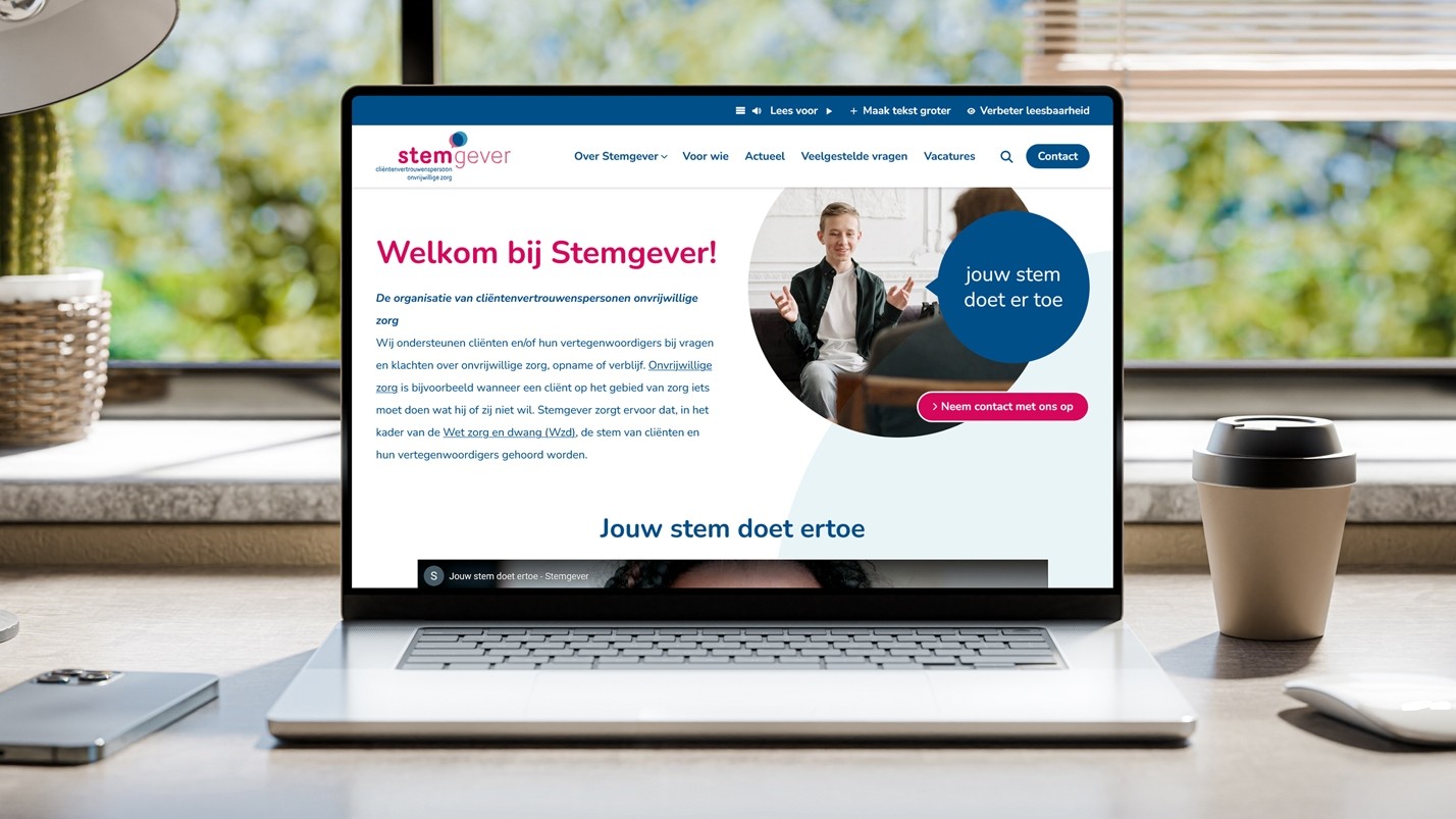 Laptop op een tafel met de website van Stemgever in beeld