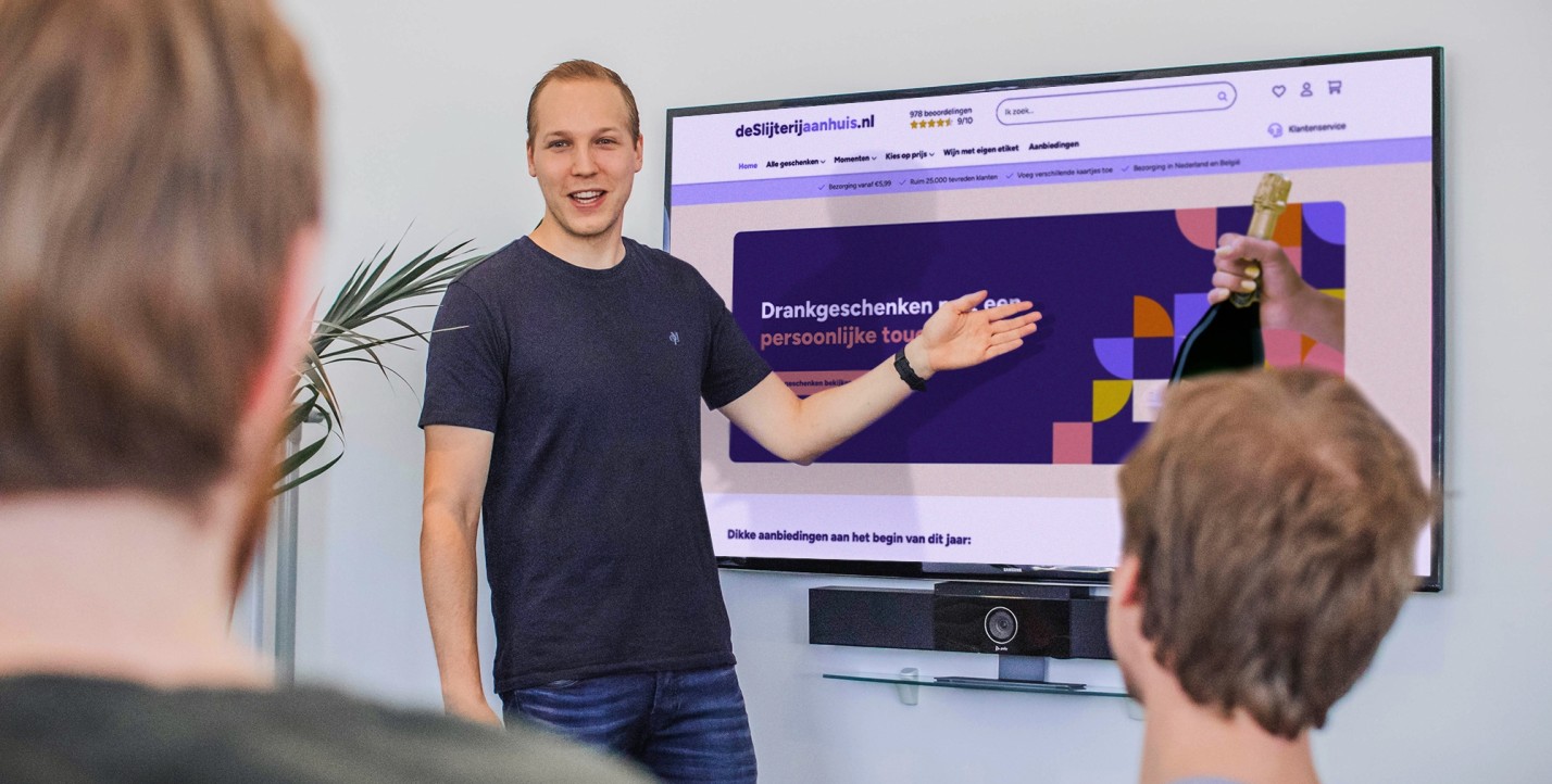Een werknemer van Websteen die een presentatie geeft bij ons op kantoor