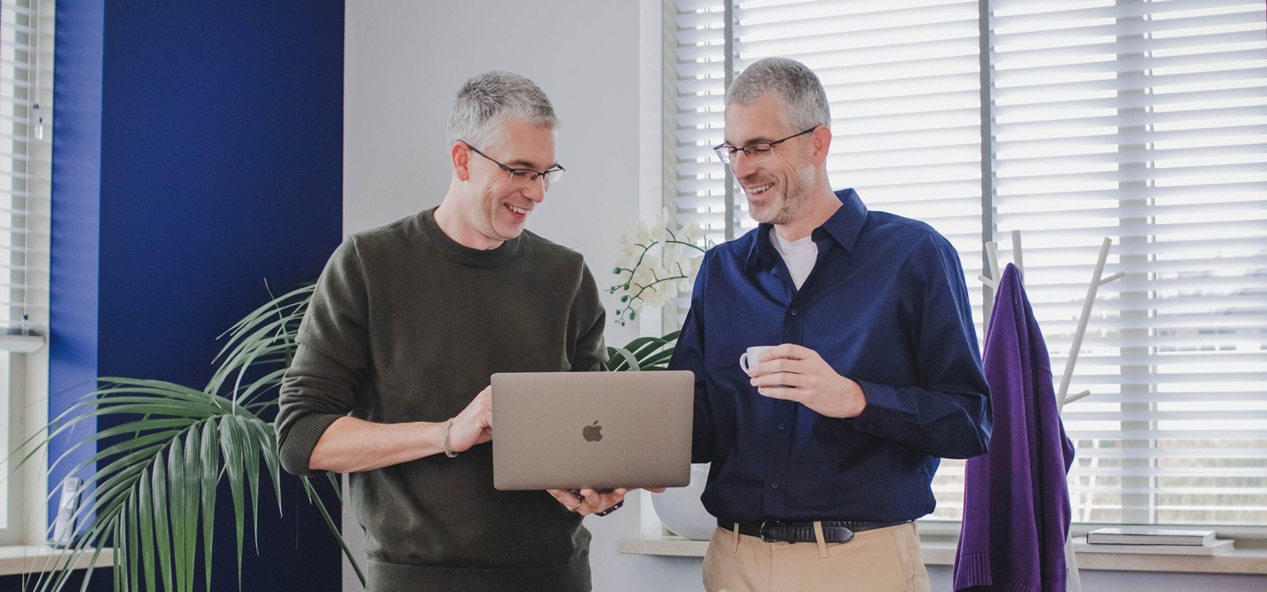 Dennis en Roy samen in het kantoor van Websteen