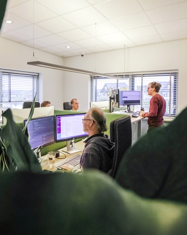 Werknemers van Webstaan aan het werk op kantoor