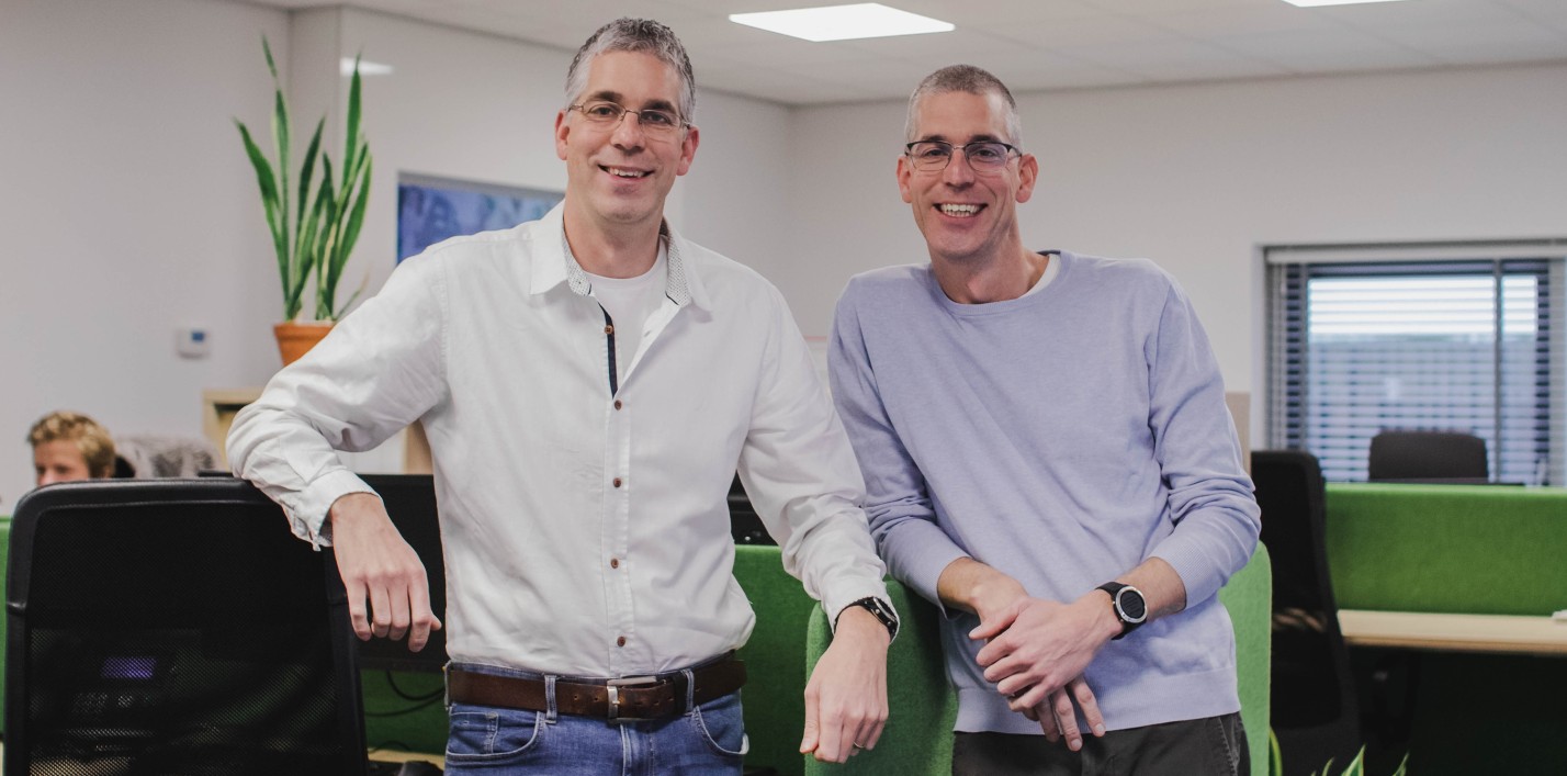 Dennis en Roy samen in het kantoor van Websteen