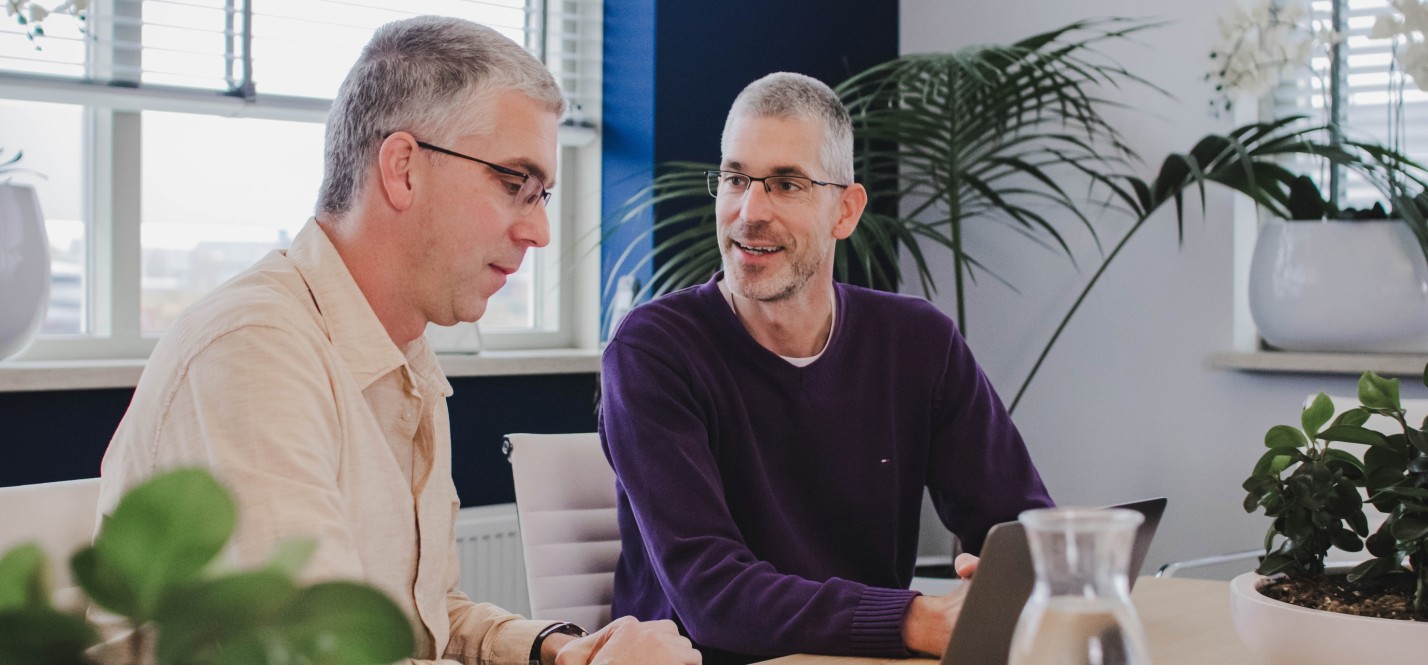 Dennis en Roy samen in het kantoor van Websteen